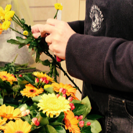 Mitarbeiter bei der Arbeit und Erstellung eines Blumgebindes