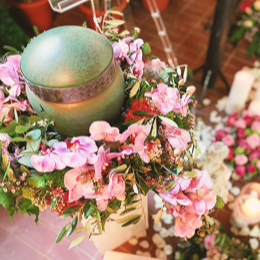 Blumen für die Urnenbestattung