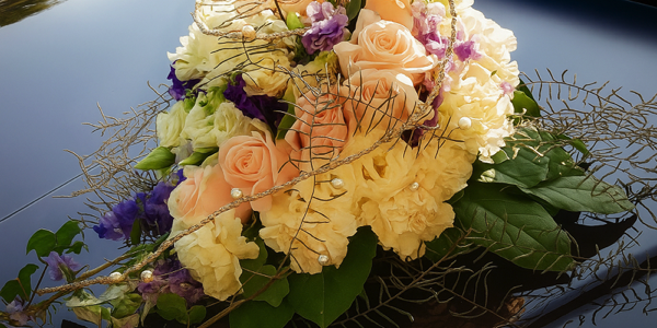Blumenschmuck für das Brautfahrzeug, nicht nur dekorativ, sondern auch ein Statement für alle Ihr Hochzeitsgäste. Hierfür ist ein Schmuck für Ihr Hochzeitsfahrzeug wichtig.