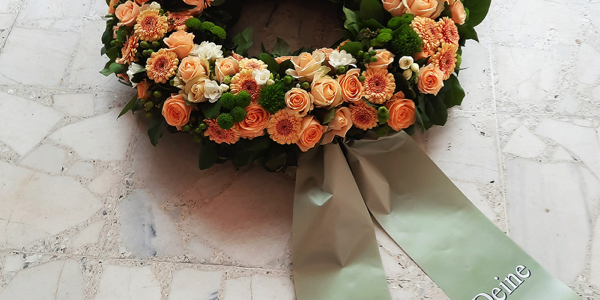 Trauerkränze und Trauerschleifen zur Beerdigung