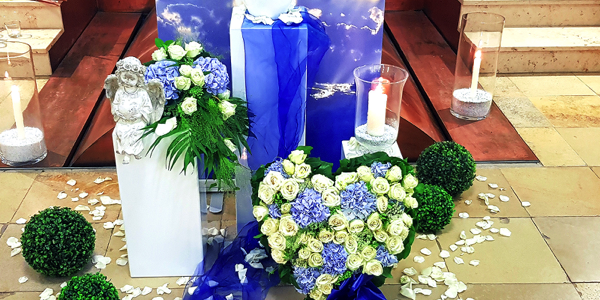Farblich abgestimmte Bluemgestecke für Beerdigungen